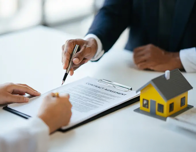 A client signing the property selling Contract Agreement with an Eagle Peak professional to ensure a faster, smoother process.